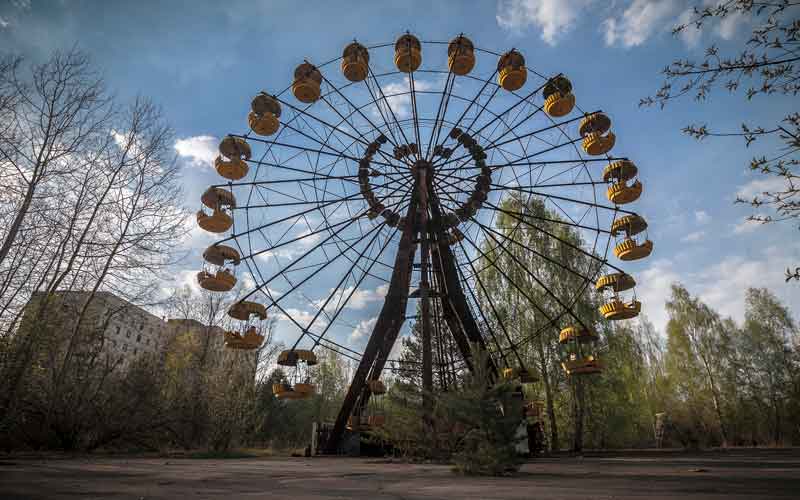 iron-curtain-adventures-ferris-wheel-in-amusement-park-in-pripyat